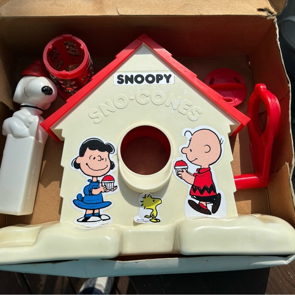 Snoopy Sno-Cone maker - Picture 3 of 5